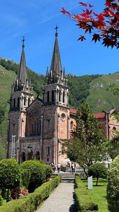 Basílica-de-Covadonga-y-Cangas-de-Onís Castillo de Edimburgo